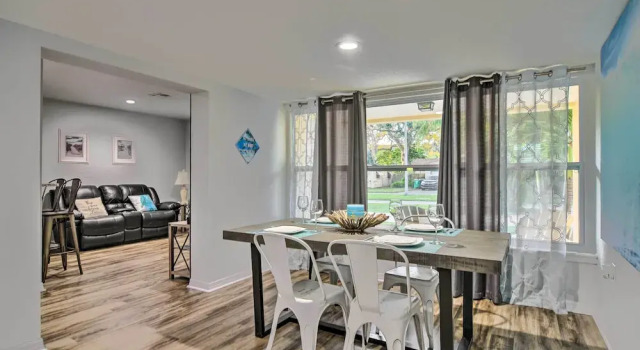 Sunny Seminole Home: Grill, Fire Pit & Fenced Yard, Book Feriehus Hoteller i Seminole med parkering, Parkering