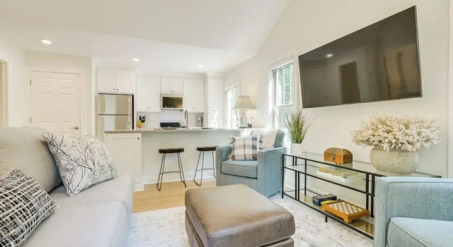 Beautiful Raleigh Cottage Rental: 5 Mi to Downtown, Забронировать Дом для отпуска Роли Raleigh-Durham Metropolitan Area
