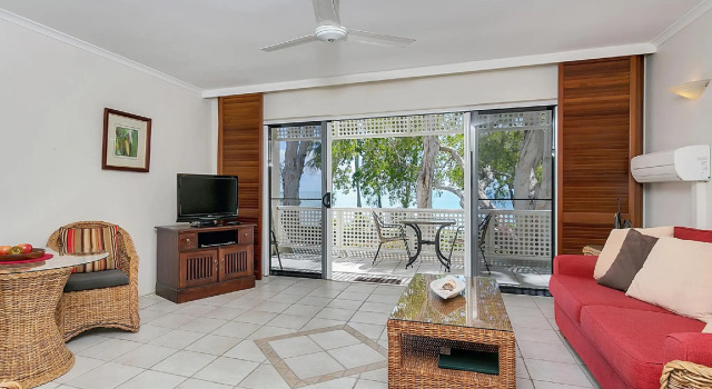 Апартаменты On Palm Cove Beachfront Apartments