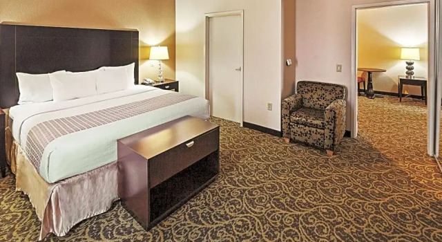 Двухместный люкс La Quinta Inn & Suites by Wyndham Ft Worth-Burleson