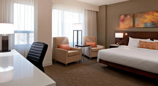Четырёхместный номер Standard Delta Hotels by Marriott Edmonton South Conference Centre