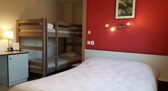 Четырёхместный номер Standard Hôtel Le Bratoria, anciennement Le Saint Vincent