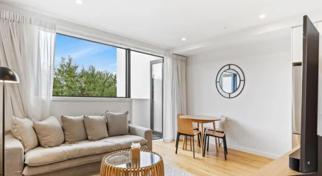 Convenient Modern 2-Bedroom Unit with Free Parking