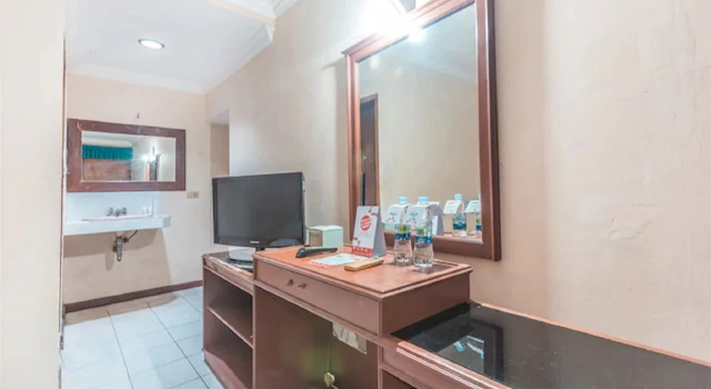 OYO 1383 Taman Cibinong 2, Book Hotel Hoteller i Cibinong med parkering, Parkering