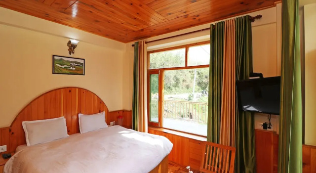 OYO 13716 Home Studio River View Naggar Road, Забронировать Отель Отели Манали с парковкой, Парковка