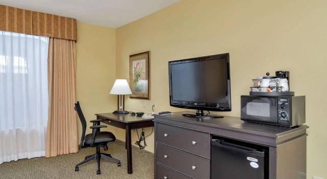 Двухместный номер Premium Hampton Inn & Suites Dallas-DFW ARPT W-SH 183 Hurst