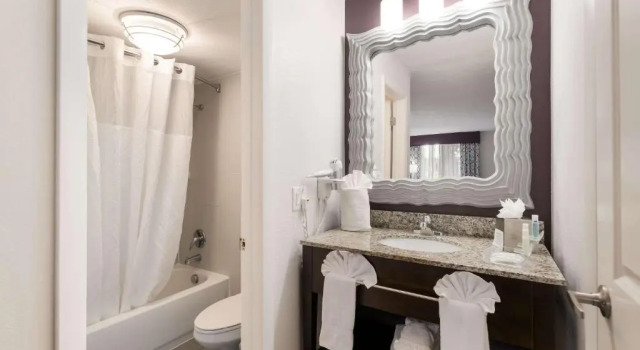 Номер Standard Clarion Inn & Suites Across From Universal Orlando Resort