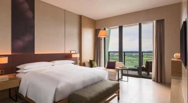 Двухместный клубный номер Standard с видом на поле для гольфа Renaissance Haikou Hotel