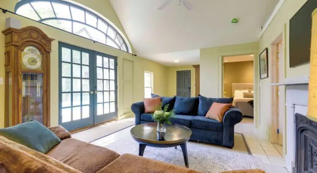 Shared Hot Tub: Historic Cottage, Walk to Elm Park, Rezerwuj Dom wakacyjny  