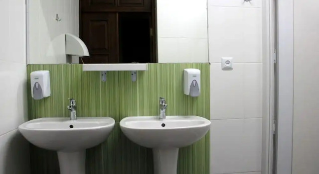 Camera Economy Envoy Hostel and Tours