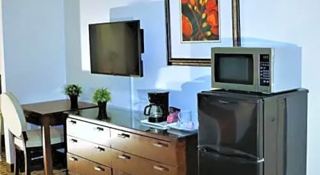 Четырёхместный номер Standard Howard Johnson Express Inn And Suites Lakes Front