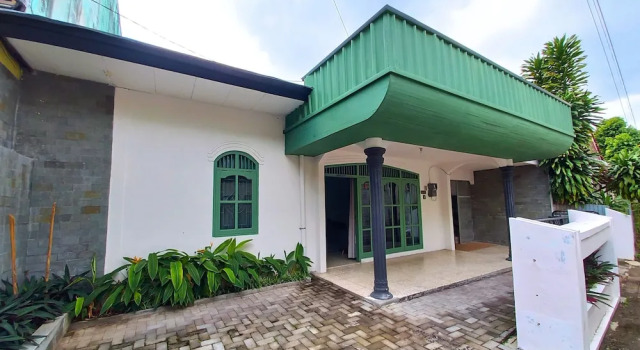 Homestay Azarine Jogja Dekat UGM By Simply Homy, Book Guesthouse Sleman Yogyakarta Province