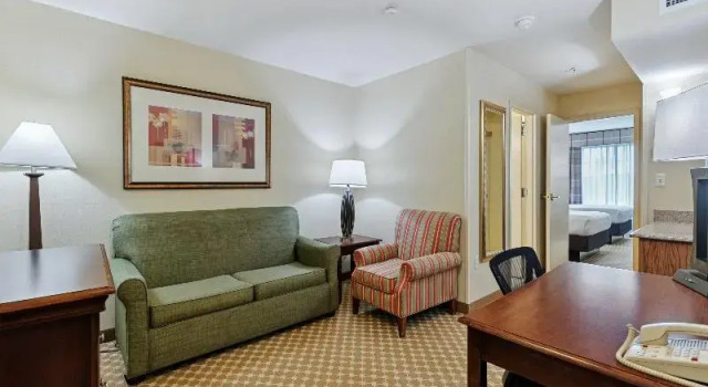 Четырёхместный люкс Country Inn & Suites by Radisson, Covington, LA