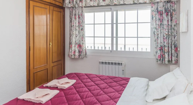 Beachfront 4BR Big groups or 2 families, Забронировать Апартаменты/квартира Фуэнхирола Коста-дель-Соль, рядом с La Plaza de los Chinorros
