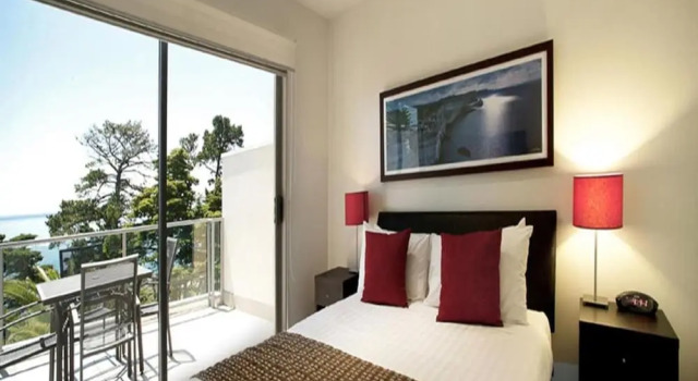 Студия с балконом и рядом с пляжем The Waves Apartments