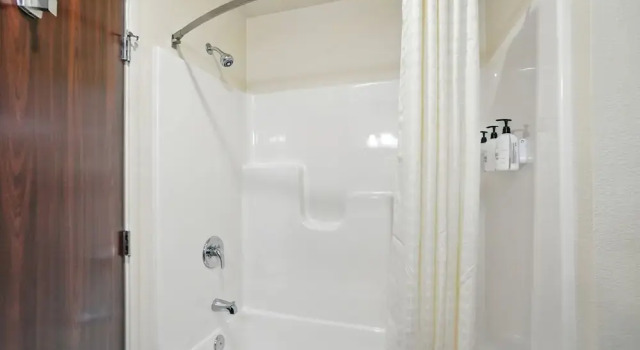 Четырёхместный номер Standard Cobblestone Hotel & Suites - Bellefontaine