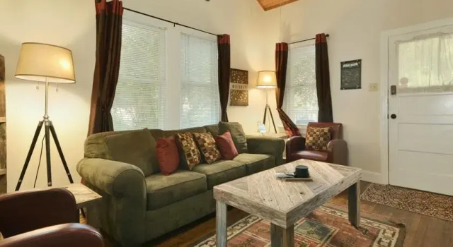 South Austin Cottage by TurnKey Vacation Rentals, Забронировать Дом для отпуска Виллы Остина, рядом с Rudolph Gamblin Field, Вилла