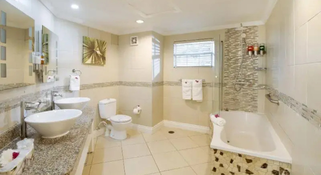 Четырёхместный номер Deluxe с балконом и с видом на сад Bay Gardens Beach Resort and Spa