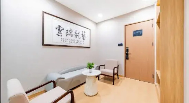 Трёхместный люкс Premium Elong R.YUN Hotel (Hohhot Railway Station Xinhua Square Subway Station)
