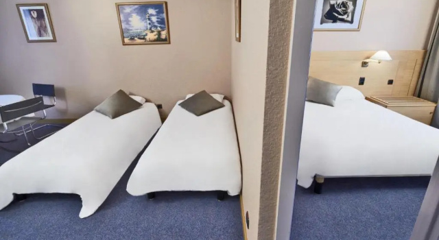 Четырёхместный номер Standard Kyriad Montbéliard Sochaux Hôtel & Spa