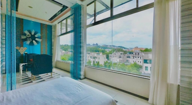 Четырёхместный номер Luxury с балконом 湖山風景旅館 Sun-View Motel