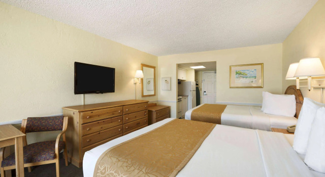 Days Inn by Wyndham Daytona Oceanfront, Забронировать Отель Дейтона-Бич Daytona Beach Area, рядом с Пресвитерианская церковь Westminster By The Sea