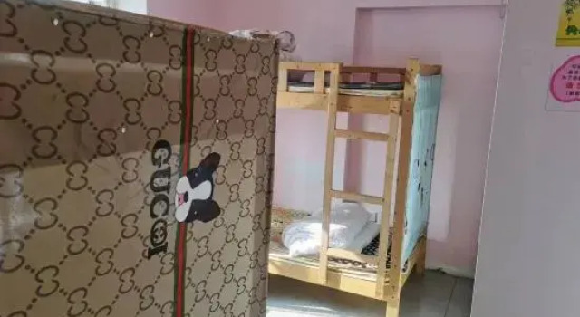 Кровать в общем номере (мужской номер) Nanning Yuewanwan Homestay (Guangxi University Xiuling Road Subway Station)