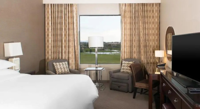Номер Standard Sheraton Mesa Hotel at Wrigleyville West
