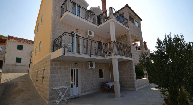 Studio apartment Suzane - terrace and sea view SA-Iris Postira, Island Brac, Prenota Appartamento Postira 