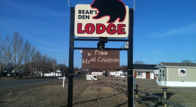Bear's Den Lodge