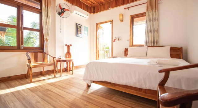 Двухместное бунгало Deluxe с балконом ღ Y Nghia at Ong Lang Beach ღ Coastal Haven with Home Cooked Bungalows ღ