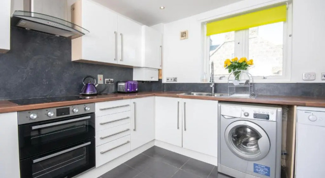 Апартаменты Find "DWELLCOME HOME Ltd" site for 10oo10 assurance from past guests - Immaculate 2 Bedroom, 3 Bed, 2 Doubles and a Single 2nd floor Apartment with free allocated off street parking, 100Mbps broadband, Miles better than a hotel