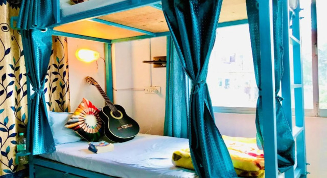Кровать в общем номере Skyard Hostel Rishikesh Laxman Jhula