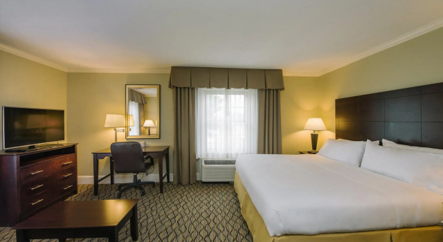 Двухместный люкс c 1 комнатой Holiday Inn Express and Suites Merrimack - Nashua by IHG