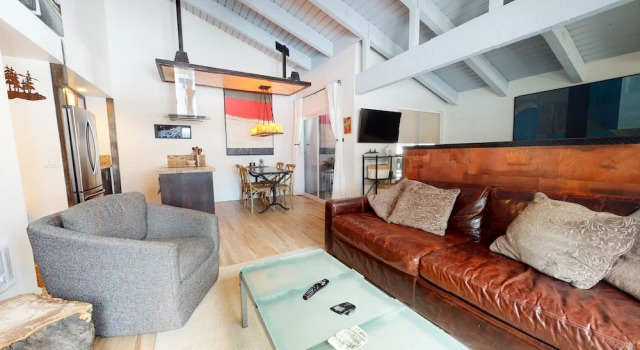 Mammoth Estates Studio Condos - 2 Blocks from The Village Gondola Station by RedAwning, Rezerwuj Apartament Hotele w Mammoth z basenem, Basen