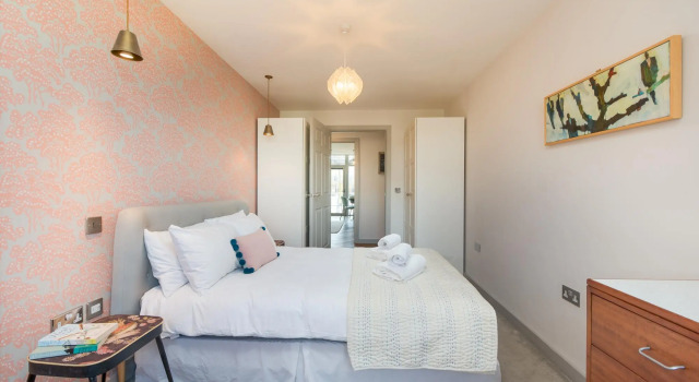 Spacious Fulham Apartment Close to the River by Underthedoormat