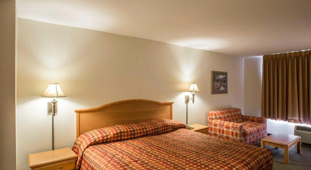 Номер Standard Rodeway Inn & Suites near Outlet Mall - Asheville