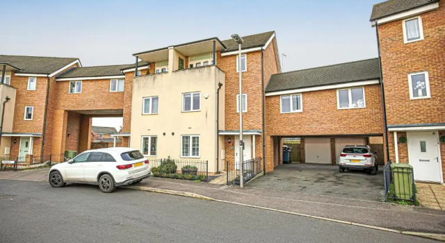 Luxury 5 Bedroom 3 Bathroom House with Smart TVs, Super Fast Wifi, Free Parking and Garden by Yoko Property