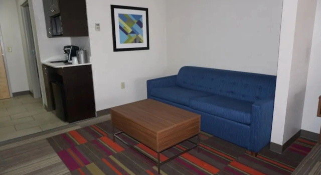 Трёхместный люкс Holiday Inn Express Hotel & Suites Greensboro-East by IHG