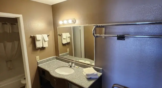 Четырёхместный номер Economy Satellite Inn