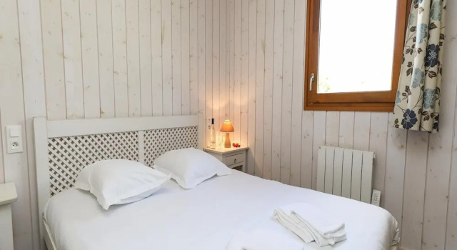 6-person Accessible Wooden Chalet, Забронировать Шале Коттеджи Коррез, Коттедж