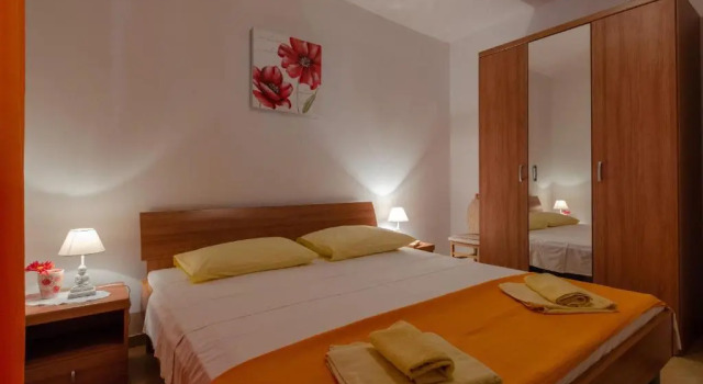Apartmani Juraj, Book Apartment Hotels in Zavalatica with Parking, Parking