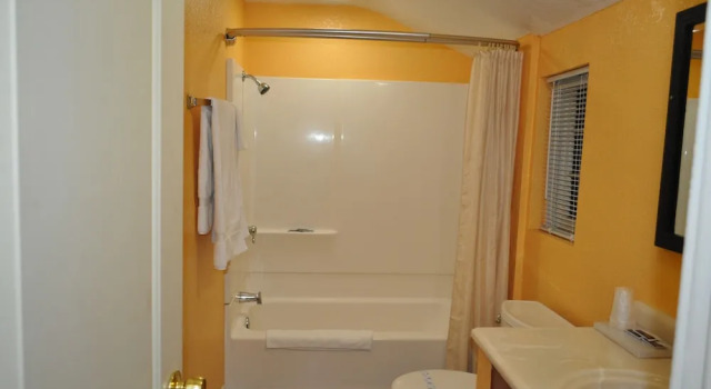 Четырёхместный номер Standard с балконом Santa Cruz Inn