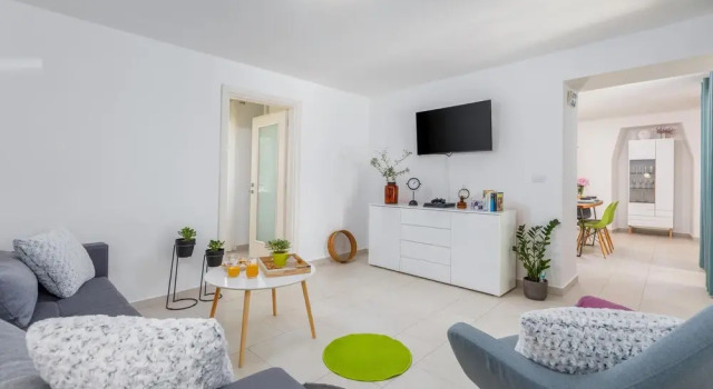 Beautiful Home in Duga Uvala With Wifi and 2 Bedrooms