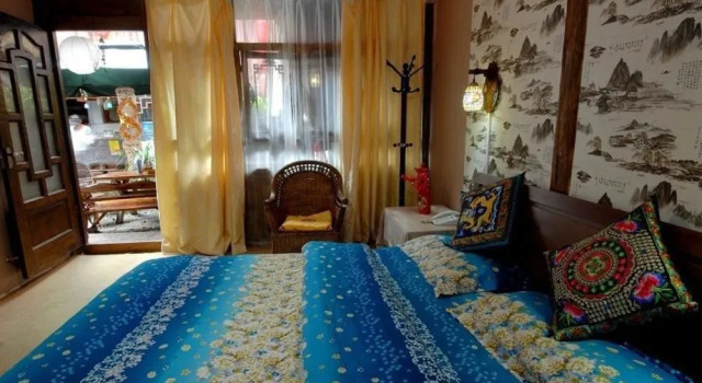 Sing inn Lijiang Flowers Butterflies, Забронировать Отель Лицзян Юньнань, рядом с Улица Сквер-стрит Древнего города Даянь