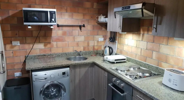 Коттедж One Bedroom Chalet on old sheraton rd ground floor with garden and sea view