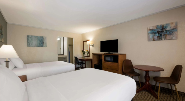 Четырёхместный номер Standard SureStay Plus by Best Western Woodbury Inn