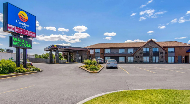 Кровать в общем номере Comfort Inn