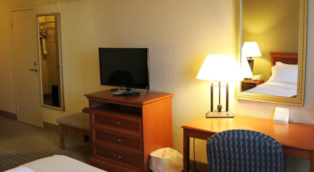 Четырёхместный номер Standard с красивым видом из окна Alexandria Hotel & Conference Center