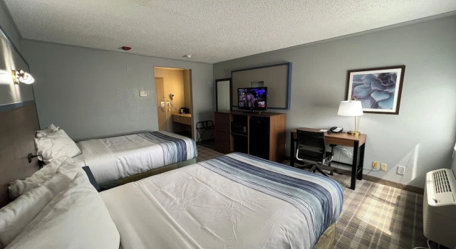 Четырёхместный номер Standard AmericInn by Wyndham Glendale Milwaukee